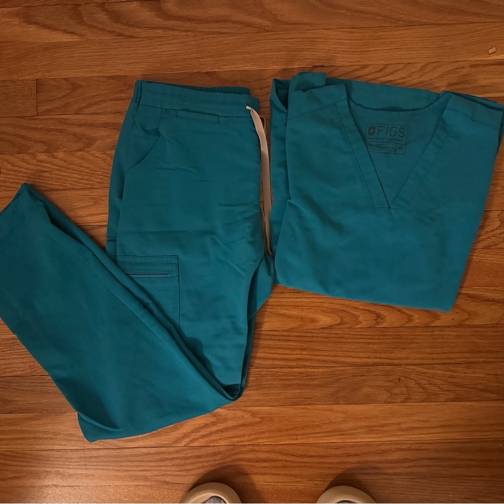 Figs scrub set in teal